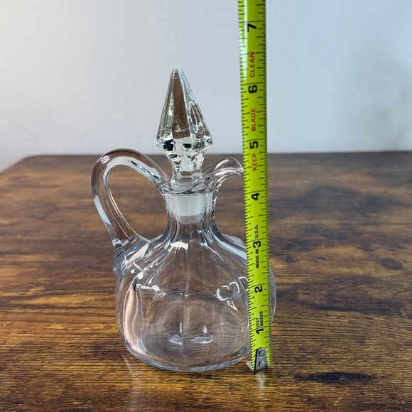 Elegant Clear Glass Decanter with Stopper - Picture 2 of 7